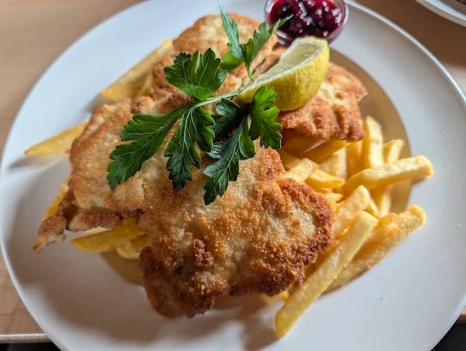 Frisches Schnitzel beim Schreinerwirt